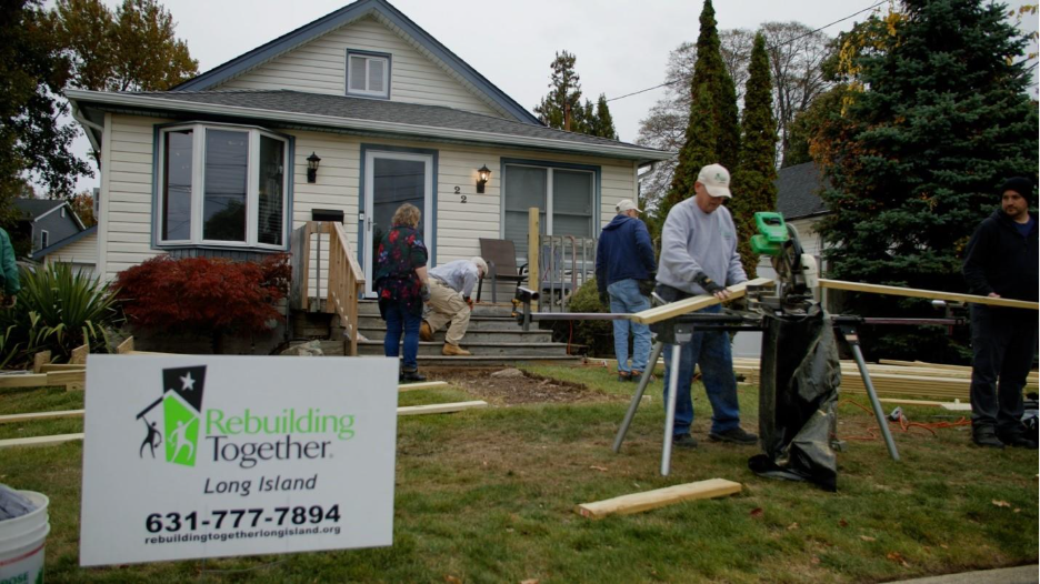 A group of people working on a houseAI-generated content may be incorrect.